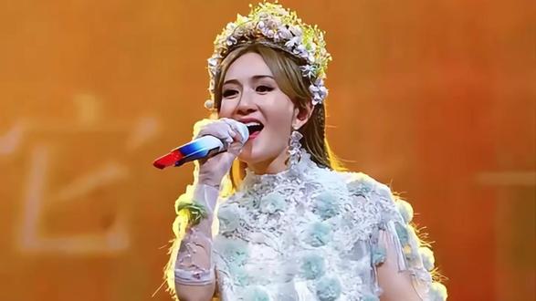 她是陪伴一代人青春的太阳女神 人生首场演唱会开票即售罄
二手票价疯炒至5000+
被全网骂割韭菜
可17万预约人数直接挤崩app
半个内娱排队送花应援
排面震撼全网
谢娜首场演唱会到底有多夯? #ai创作浪潮计划 #谢娜 #谢娜演唱会 #抖音精选 #张杰