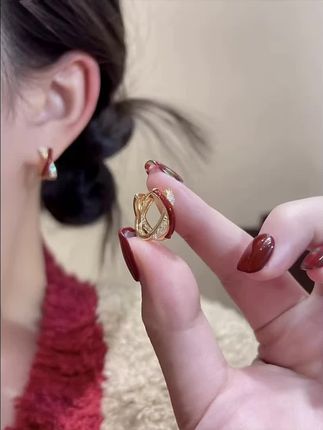 铜合金耳饰 红色交叉耳扣女小众设计感耳钉气质耳环新年耳饰#时尚饰品 #今日分享 #戒指 #流行网红饰品 #拍摄花絮