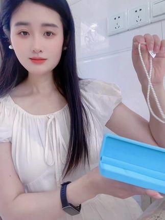 这种小米珠是比较温柔的,不会说跟那种大珍珠那么突兀。你会发现他跟所有的衣服都很搭配,夏天搭裙子很好看,我这个是4mm,大小合适,链子长短也可以调节的