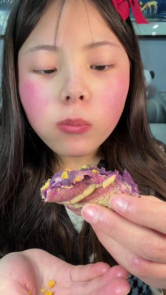新人吃播🔥会拉丝的紫薯咸蛋黄欧包~ #美食 #抖音美食推荐官 #吃货 #美食趣胃计划 #美食分享