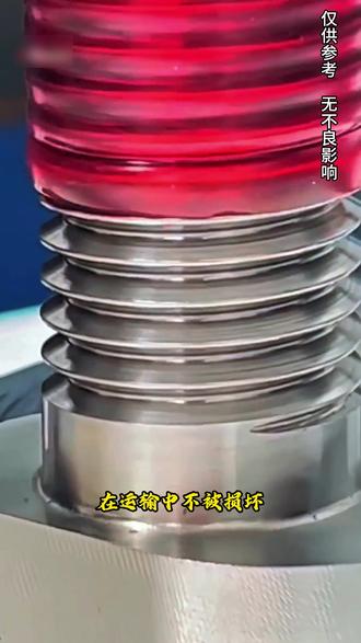 工人师傅们居然将刚打磨完成的螺栓放进充满红色液体的容器里#奇闻趣事 #科普 #有趣的冷知识