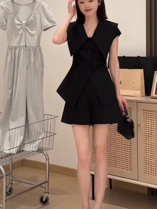 早秋气质收腰极简风休闲风时尚套装时尚套装短裤休闲法式黑色百搭#休闲穿搭 #时尚女装 #极简风格