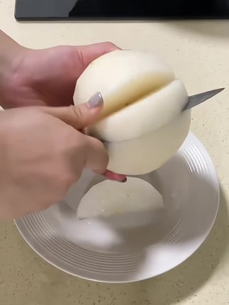 等了一年的秋月梨,一口下去满嘴都是清甜的梨汁!心心念念的秋月梨终于来了!太太太水润了!又大又甜!一太满足了!#新鲜采摘 #应季水果 #梨 #强烈推荐 #秋月梨