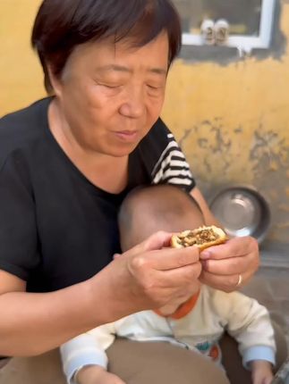 中秋节村居兄弟家自己做的月饼来了,19.9到手8个月饼4个口味,左下角小黄车拍起来哦#记录生活 #月饼