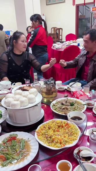 喊码手势,先举拳后开掌