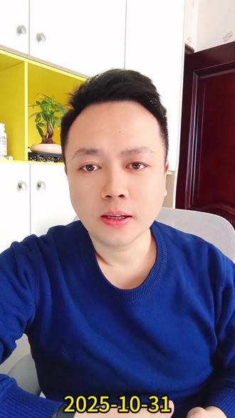 PMI对股市影响 10月#PMI
#股民交流 #股票知识 #财经知识 #股票干货
对股市影响
未来投资方向
制造业PMI49.0%
非制造业PMI:50.1%
重返扩张区间
综合PMI产出指数:50.0%
PMI直接影响股市
制造业PMI 回落
利空领域:纺织服装服饰、化学纤维及橡胶塑料制品、非金属矿物制品等行业
非制造业PMI扩张
首先接触型消费与文体娱乐
国庆假期带动铁路运输、航空运输、邮政、住宿、文化体育娱乐等行业商务活动指数升至60.0%及以上高位景气区间
且服务业业务活动预期指数(56.1%)保持乐观
消费复苏的 “确定性” 将支撑航空、旅游、酒店、文体娱乐板块
东方航空 南方航空 国货航 上海机场 白云机场 锦江酒店 三季报都不错
旅游ETF也是刚上涨
基建投资加速,土木工程建筑业商务活动指数环比升超5个百分点
基建落地将直接提振建筑建材,如水泥防水材料、工程机械如挖掘机起重想、铁路船舶航空航天设备板块
利空领域:保险、房地产行业商务活动指数仍低于临界点
铁路运输、航空运输、住宿、文化体育娱乐行业商务活动指数超60%
处于历史高位
高技术制造业(50.5%)、装备制造业(50.2%)PMI 持续高于制造业总体
是政策重点支持的 “硬科技” 领域
且在国际环境复杂的背景下,“国产替代” 与 “技术升级” 需求明确
长期盈利增长具备确定性
具体赛道:半导体设备、高端数控机床、新能源装备(如光伏逆变器、风电齿轮箱)
消费品制造业 PMI(50.1%)持续扩张
同时汽车行业生产指数和新订单指数均位于 52.0% 以上
汽车消费刺激政策(如以旧换新)落地叠加库存去化完成,行业需求有望边际改善。
具体赛道:农副食品加工(如预制菜、调味品)、新能源汽车产业链(如电池材料、车载电子)