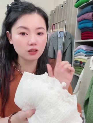 Q七言家新品!ins穿搭#氛围感叠穿波浪蕾丝打底衫#预制国庆出游穿搭 #精选优质面料柔软舒适亲肤透气 #不起球不勾丝 #精致穿搭