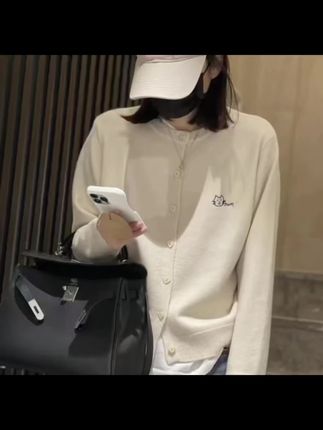 #无限回购的宝藏单品 花倾慕小猫刺绣针织开衫外套女2025春秋休闲宽松圆领毛衣上衣#女装 #女装新品日 #开衫外套 #针织毛衣