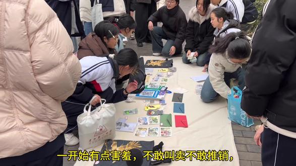 平江一中学生的文创产品上“市”啦!🔥 平江一中学生的文创产品上“市”啦!🔥
平江一中文创社团,本学期完成一项超酷挑战:从校园文化挖掘→市场调查→产品设计→生产定制→布展销售→复盘优化,学生跑通完整项目闭环!🎯
文创市集学生原创产品亮相,火爆现场惊喜连连…全在这里!
快来围观我们的青春创造!👇
#校园生活#社团#文创#平江一中#高中