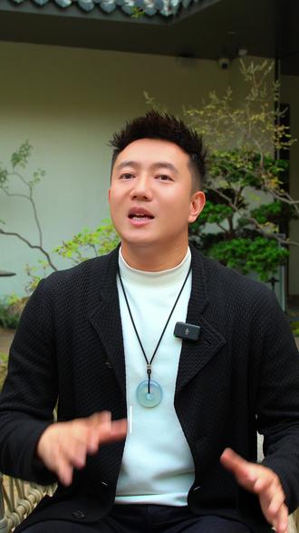 你知道春节是谁定的吗?24节气是谁设计的?他设计的“闰月系统”,至今仍在默默运转——2023年起连续五年没有大年三十,正是他在两千年前写下的“自动纠错代码”。有人说,如果当年他留在朝堂,中国天文可能提前飞跃;但也正因他悄然隐退,才让智慧如种子般播撒,滋养了张衡、祖冲之,直至今日。真正的伟大,或许不是站上高位,而是为后人铺好路后,平静转身,隐入星河。#春节 #传统文化 #马年 #福盛隆翡翠 #新年