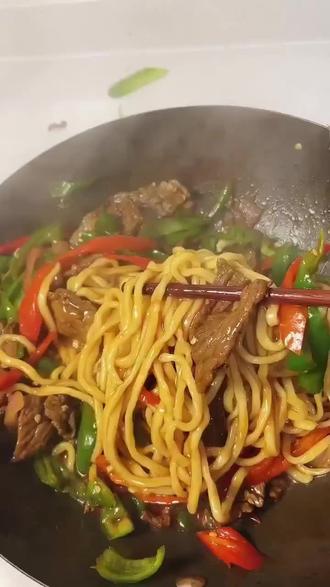 #在家做美食 今日份满足:双椒牛肉手擀面🍜🌶️
一句话:绝!对!上!头!😋
