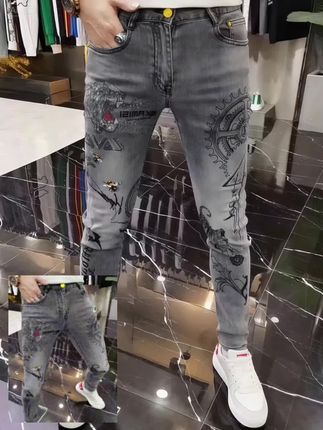 兄弟们,穿这条牛仔裤,想不帅都难!重工烫钻设计,让你瞬间成为人群焦点,街头潮流感拉满。弹力面料告别束缚,行动自如超舒适。修身小脚版型,完美修饰腿型,大长腿即视感轻松拿捏。加绒款适合早晚微凉,四季都能穿,怎么搭都不会出错,闭眼入!#新款牛仔裤 #潮男必备 #牛仔裤 #男士裤子推荐 #男士裤子