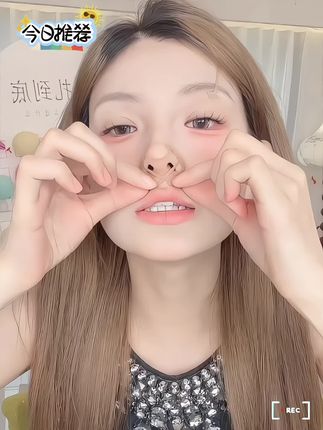 跟着#张予曦 贴#小哑铃鼻翼贴 每晚睡前贴一下,什么大蒜鼻,宽鼻翼都能变窄,无痛变美真的绝绝子!#鼻翼缩小 #鼻翼贴 #变美小技巧