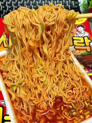 🔥救命!我终于抢到了!嗦一口直接封神! 谁懂啊!!这泡面简直懒人天堂 面条Q弹到能跳舞💃热水冲1分钟直接开吸! 深夜追剧嗦一口——辣味直接冲脑门!爽到翻白眼! #热巴同款 #泡面天花板 #追剧必备 #懒人速食#八道拉面