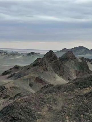 黑色戈壁、人间月球 水墨丹青、黑色雅丹、 青黛色山、水墨长卷 七彩流沙、荒凉壮美 #神奇大自然