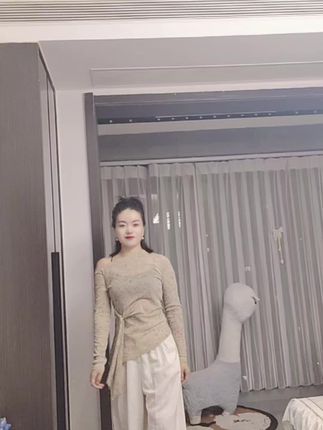 往后余生,不争不抢,不闹不烦,不卑不亢。把人看清,不如把人看轻;把事看透,不如把人看淡。得失无意,去留随心!人生苦短,在变老的路上善待自己,糊涂一点不较真,大度一点不生气,凡事看淡,一切随缘,人生本过客,何必千千结!
