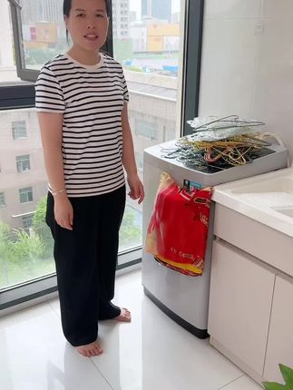 衣架乱堆乱放在台面拿起太麻烦了,这个不用打孔的伸缩收纳架可以试试,各种大小衣架都可以直接挂起来,用的时候拿起好方便#衣架收纳架免打孔 #伸缩衣架收纳架