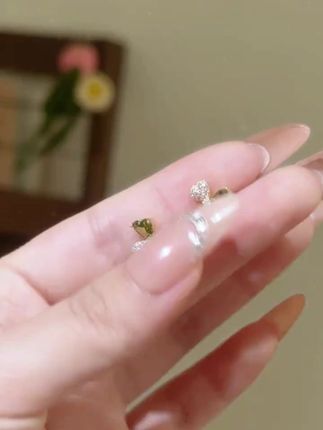 我的天呐,这个耳环真的太美了!它是这种三色叶的设计,戴上之后非常的显气质,而且它戴起来很轻盈,完全不会有那种厚重的感觉。不管你是日常通勤还是约会聚会,都可以去戴它,真的超级百搭又好看,关键是现在价格也很实惠,喜欢的姐妹们千万不要错过了!#耳环 #三色叶 #耳环控 #百搭好看 #七夕礼物