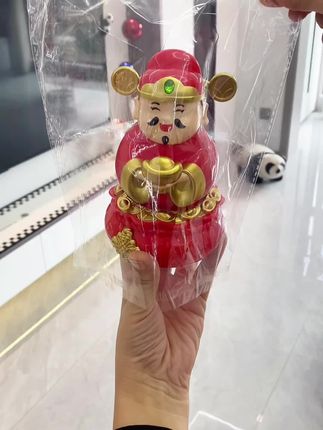 财神到,福气飘!家里缺份喜庆财气的,快把这个会摇摆的财爷爷请回去,往客厅、办公室、车里一摆,瞬间喜庆财气感满满,它见光就能动,每天看着它解压又治愈#财神爷摆件