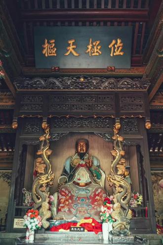 快来给大家科普一下道教中赫赫有名的尊神,真武大帝,以下是关于他的介绍:
- 基本信息:真武大帝又称玄天上帝、佑圣真君玄天上帝等,道经中称其为“镇天真武灵应佑圣帝君”,简称“真武帝君”。其诞辰日为农历三月初三。
神格特征:其一,为北方之神,是古代二十八宿中北方七宿玄武的人格化。其二,为水神,因北方属水,故被视为水神,主司风雨。其三,为阴阳交感演化万物的象征,以龟蛇纠盘的形象体现阴阳相合。其四,为司命之神,因其首宿为斗宿,民间有“南斗注生”之说,被认为与寿命相关。
形象演变:宋以前多以龟、蛇等动物形象出现,南宋后人格化传说日益繁盛,其形象多为道服羽梳,披发仗剑。明清时期,一般为披发跣足,端坐于殿堂之上,旁边塑有龟、蛇二将,或金童、玉女。
身世传说:据《元始天尊说北方真武妙经》记载,真武大帝原为净乐国太子,生而神灵,勇猛好道,后遇紫虚元君,授以无上秘道,又得天神授剑,入武当山修炼四十二年,功成圆满,白日飞升,玉帝敕镇北方,统摄玄武之位。
历史发展:北宋时期,真武的信仰逐渐兴盛,宋真宗下诏建观。明代,朱棣因传说得到真武大帝显灵相助,特封其为“北极镇天真武玄天上帝”,并大规模修建武当山宫观,使真武大帝的信仰达到鼎盛,民间也普遍修建真武庙。
#传统文化传承 #弘扬道教传统文化 #抖音推广