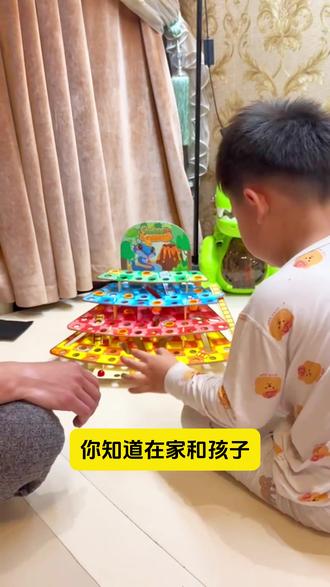 六一礼物推荐🎁孩子超爱的小蛇爬楼梯 六一礼物真的推荐这款【小蛇爬楼梯】
这是一个立体棋盘
不仅有会掉落到下层的蛇洞,还有能快速跳到上层的楼梯
孩子按扔出的点数之和或之差移动棋子
越靠近终点,掉落概率越高,输赢根本没法预测
平时和孩子玩玩,既能锻炼TA的加减计算能力,又能磨练TA面对输赢的心态
可比在家玩手机有意义多了,赶紧给孩子安排一套!
#益智游戏 #益智玩具 #六一礼物 #六一儿童节
