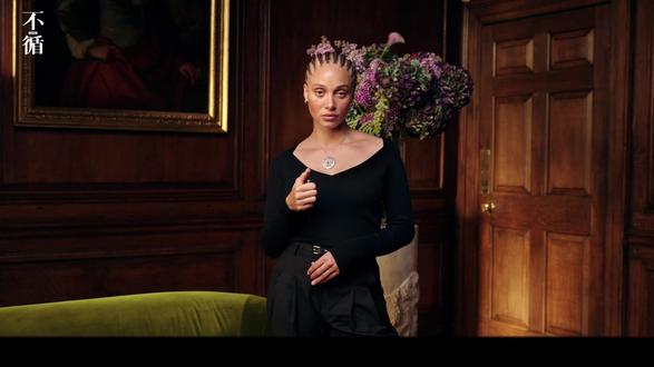 超模告诉你💎戴比尔斯新logo藏着什么秘密 叛逆超模与顶奢珠宝品牌😱会碰撞出啥火花?
.
近日,奢华珠宝品牌戴比尔斯推出品牌焕新活动 “Portraits of True Brilliance(内蕴,如钻闪耀)”,宣告戴比尔斯的品牌全新 logo “DE BEERS LONDON” 闪耀登场,究竟这背后藏着什么秘密?
.
众所周知,英国时尚以兼具经典、优雅和天马行空的创造力闻名,戴比尔斯的珠宝设计完美地体现了这种风格,在全球高级珠宝领域独一份的伟大创造力,是全球时尚界的重要代表,它的故事,远比你想象的更震撼!
.
快随我们的镜头一起来探索吧!
#时尚就是不循规蹈矩
#品牌故事
#人物故事