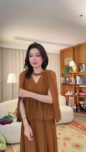 Le Samedi马油叶儿【仙踪漫游】定染顺纡绉多穿斗篷式上衣/半裙#时髦精look被我轻松拿捏 #斗篷#半裙#时尚穿搭 #气质穿搭
