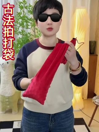 古法拍打袋,让你的背薄一寸 家里有老人的一定要入手这个经络拍打袋,它里面都是精选的山桃核,用它拍打身体可以疏通经络,特别舒服。而且它是加长的设计,还带有天鹅绒的外层包裹,平时自己在家就能轻松锻炼了。#大家一起来运动 #舒适体验感 #拍打袋甩袋 #随心而悦live起来 #好物推荐🔥