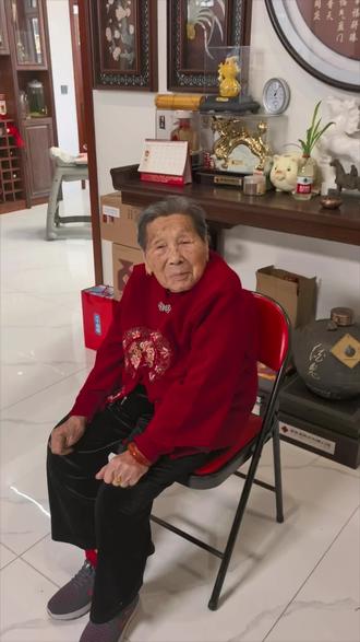 #拜年啦 家有百岁老人,满堂福气子孙旺!