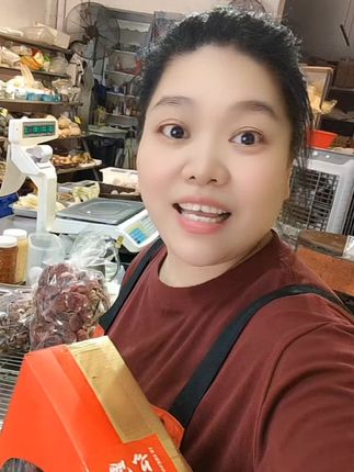 您鲜活向上的生命力永远让人陶醉。 厦门卖菜阿姨提醒您:每天记得按时吃饭睡觉,把身体养好,身体好心情才好。