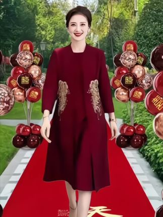 婚礼上,妈妈身着酒红刺绣裙,优雅迈步,仿佛将喜庆与温婉都穿在了身上,每一步都透着对新人满满的祝福与美好期许#婚宴礼服#敬酒服#喜婆婆喜妈妈婚宴装@DOU+小助手
