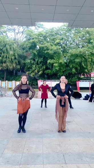 哈哈,跟小袁美女老师初次搭手一个网红牛仔舞《动起来》,久不跳男步懵叉叉的开心幸福舞😂#纪录美好生活 #快来围观 #舞蹈让我快乐 #爱舞蹈爱生活 #人生舞台无处不在