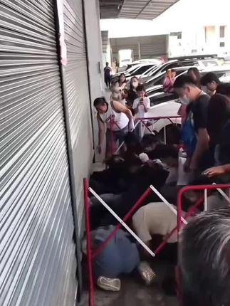 超市活动,凌晨就来排队。哈哈哈#超市#超市活动