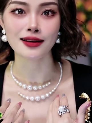 姐妹们!小众宝藏项链来咯!💖 这款Y.M「人鱼泪」铜合金仿珍珠项链,简直美到犯规~,独特设计,颗颗仿珍珠圆润饱满,宛如人鱼落下的晶莹泪珠,高级感与氛围感双双拿捏!小众不撞款,戴出去你就是独一无二的时髦精✨ 无论是搭小裙子还是简约T恤,都能瞬间提升精致度。别错过这份独特美丽,快冲!🛍️, #小众项链 #高质感配饰 #人鱼泪项链 #仿珍珠饰品@DOU+小助手 @DOU+好生意