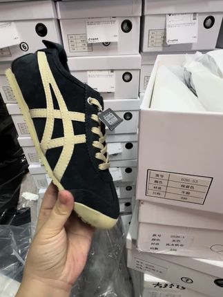 爆款诗歌兰德训鞋到仓啦。现现安排#只做高品质 #是时候安排一下了 #源头工厂 #鞋控怎么办 #潮鞋穿