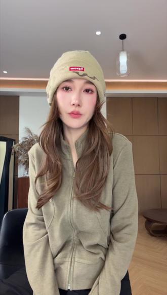 想穿卫衣又怕没气质?小立领山羊绒拉链款,软糯高级不臃肿,随手搭都显贵!#ootd穿搭 #今天穿什么#显瘦穿搭 #秋冬穿搭 #卫衣