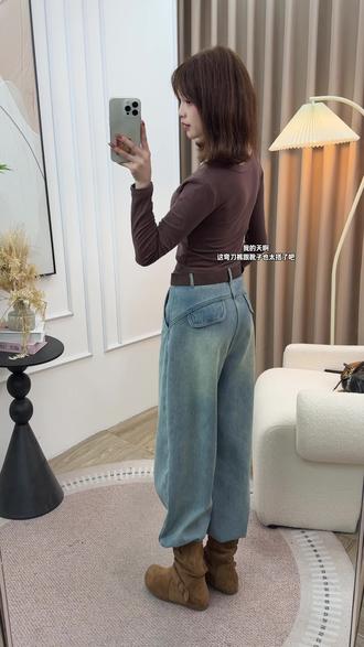 牛仔裤配靴子时尚感拉满#靴子配牛仔裤 #弯刀裤女款 #显高显瘦显腿长 #秋冬新款搭配 #跨年怎么穿搭