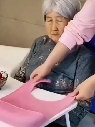 老人吃饭专用围裙老年人吃饭围兜外穿防水硅胶大人成人喂饭口水兜 #围兜 #成人专用围嘴 #大号口水兜 #好物推荐 #居家好物