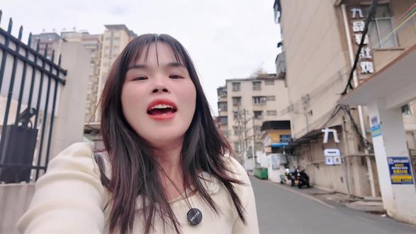 小巷子的老店!开了10几年了#艾特我芳姐#吃喝玩乐直播间#降温开始 #猪肚鸡煲