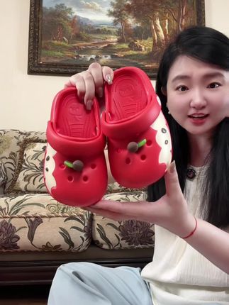 #babycrayon 居然出了苹果洞洞鞋,还被咬了一口的那种,太太太可爱了!还是亲子款,大人也能穿