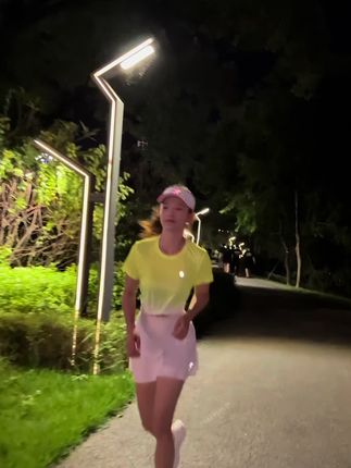 你喜欢晨跑还是夜跑呢?#跑步#跑步知识分享 #运动穿搭