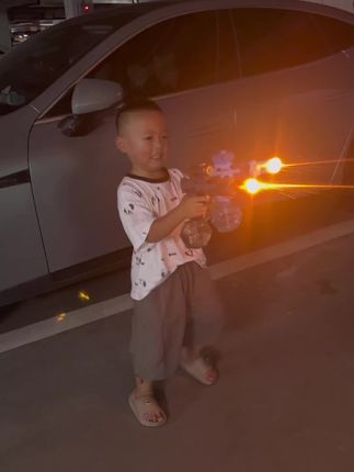 每次玩这个电动水枪,儿子都很激动,高兴的蹦蹦跳跳的#水枪#电动水枪#儿童水枪#玩个很新的东西#玩具