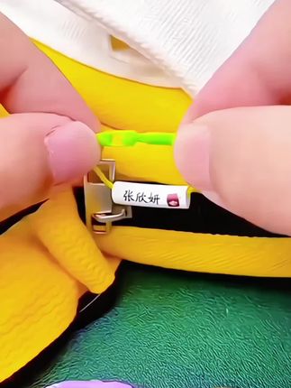 开学必备!儿童姓名圈!开学季学校人多手杂,孩子物品总容易拿错?这款姓名圈堪称宝妈心选好物!挂在衣服、书包、水壶上,或是系在雨伞、鞋子、文具袋上,操作超方便。不仅用途广泛,颜值也在线,实用又美观,轻松解决孩子物品混淆问题,开学给娃备上准没错!#姓名圈#开学必备#好物推荐#实用好物 #创作灵感 @DOU+上热门