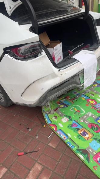 比亚迪海豹06更换后杠灯!真难搞