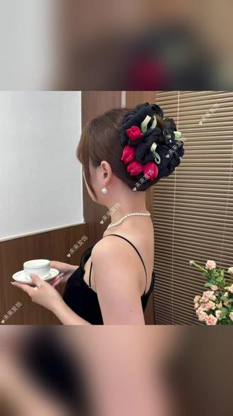 法式浪漫的秘诀:一只郁金香花朵抓夹,和随性挽起的发梢,宛如莫奈花园走出的仙子~ #温柔气质盘发 #夏季盘发教程 #温柔气质发饰 #网红发饰造型 #仙女必备发型