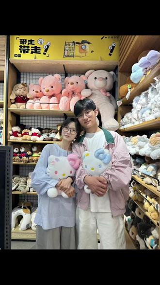 ##蜡笔小新拼图1000片 豆包,把上传照片转化成一种可爱混乱的儿童蜡笔涂鸦插画风格。整体像是彩铅+蜡笔+手账贴纸+MS Paint涂鸦的结合。使用:粗糙线条、抖动边缘、不均匀上色、纸张纹理、彩铅叠色、蜡笔颗粒感、故意幼稚但很有灵气的画风。Q版萌系二次元风格,大眼睛,夸张表情,可爱活泼。背景加入大量doodle:爱心、星星、糖果、笑脸云朵、小花、贴纸、游戏UI元素、乱涂乱画符号。颜色以:粉色、蓝色、紫色、黄色、薄荷色为主。整体氛围:可爱、混乱、梦幻、少女感、游戏宅手账风、互联网kawaii,Kawaii aesthetic 不要精致,不要高级商业插画感,不要真实渲染,不要干净线稿,保留"手绘失败感"和"乱涂鸦感"#涂鸦
