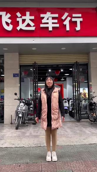 兄弟姐妹们看过来,立马乐品必出精品,能三档变速的新国标电动车,全包裹飞机把,时间显示仪表,耐磨钢丝轮胎,灵敏前后碟刹,440超长脚踏,36L超大坐桶,你们还在等什么呢?