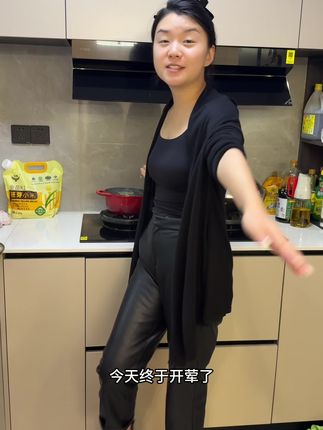 记录宝宝第一次吃饭 闺女硬朗一些 儿子还是不太行#强烈推荐