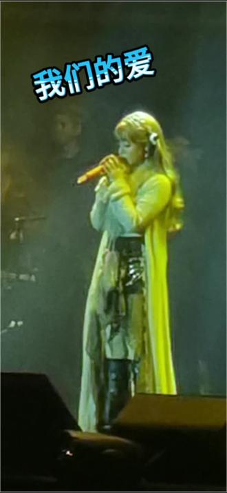 黄霄云 我们的爱 缪斯女王演唱会重庆 黄霄云《我们的爱》🌹20260118重庆龙兴体育场 #黄霄云 #黄霄云我们的爱 #演唱会 #演唱会现场 #缪斯女王演唱会