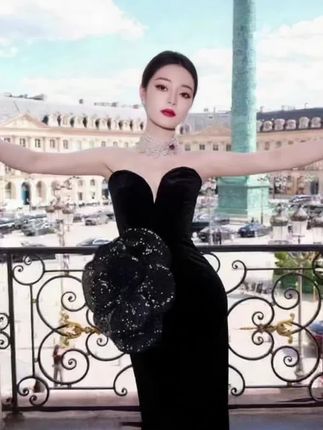 人群里第一眼被看到的,从来不是低调—— ,这枚亮片胸花胸针,是把银河揉碎了别在身上。,别在西装领口,通勤装立刻变成「今晚有重要场合」的精致感;夸张?不,这是让你在合照里永远站C位的小心机。,别人还在纠结「会不会太亮眼」,你已经用这一抹闪,把所有目光都变成了惊叹。快行动,去惊艳全场。#亮片 #大花胸针 #胸花 #走秀配饰 #夸张配饰